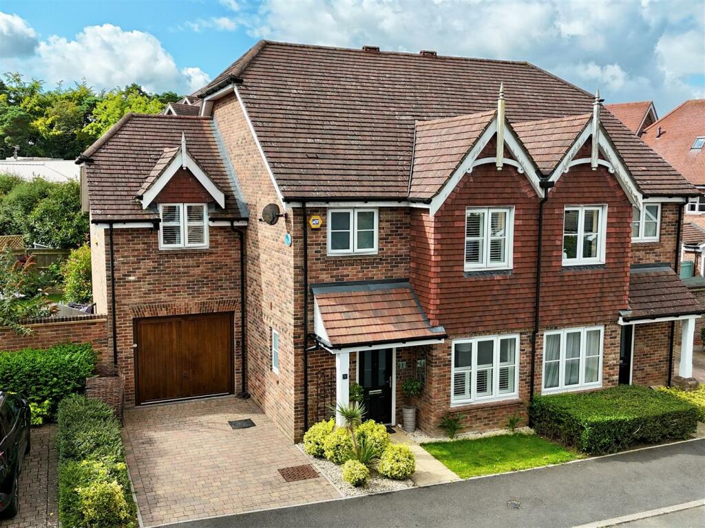 4 bedroom house for sale in Oakgrove, Caterham, CR3