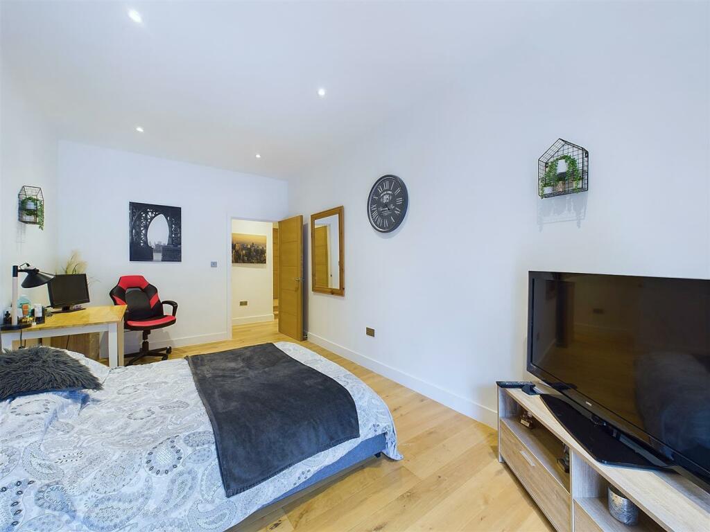 Additional property image - High Street, Croydon