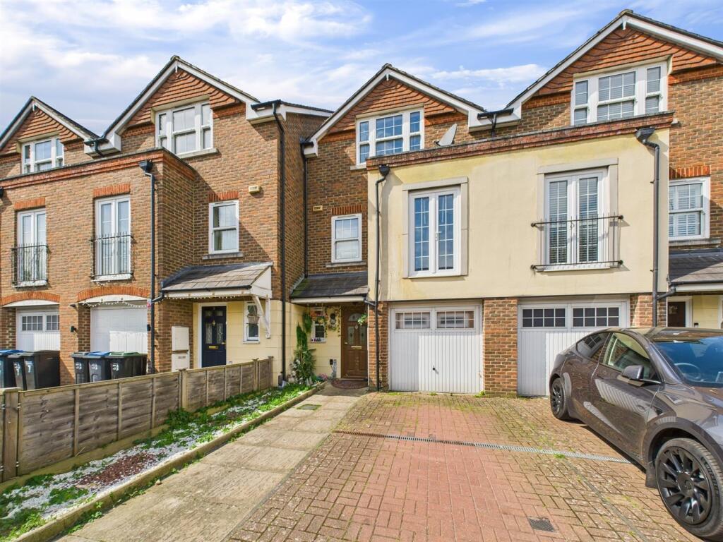 Main image of property: Wyndhurst Close, South Croydon
