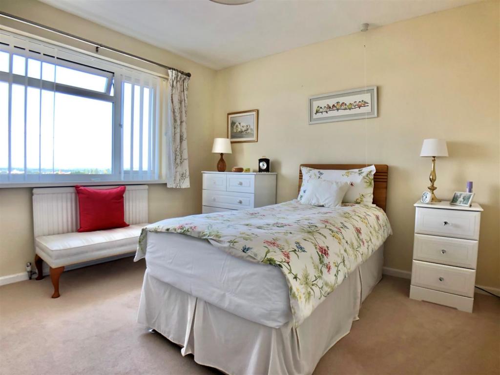 4 Bedroom Detached House For In Rissington Road Tuffley Gloucester Gl4 - Nursing Home Bedroom Decorating Ideas