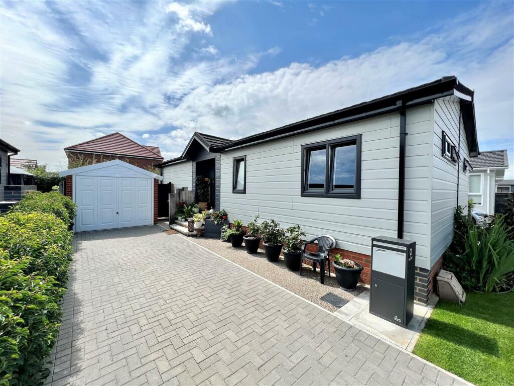 2 bedroom park home for sale in Orchard Park, Twigworth, Gloucester, GL2