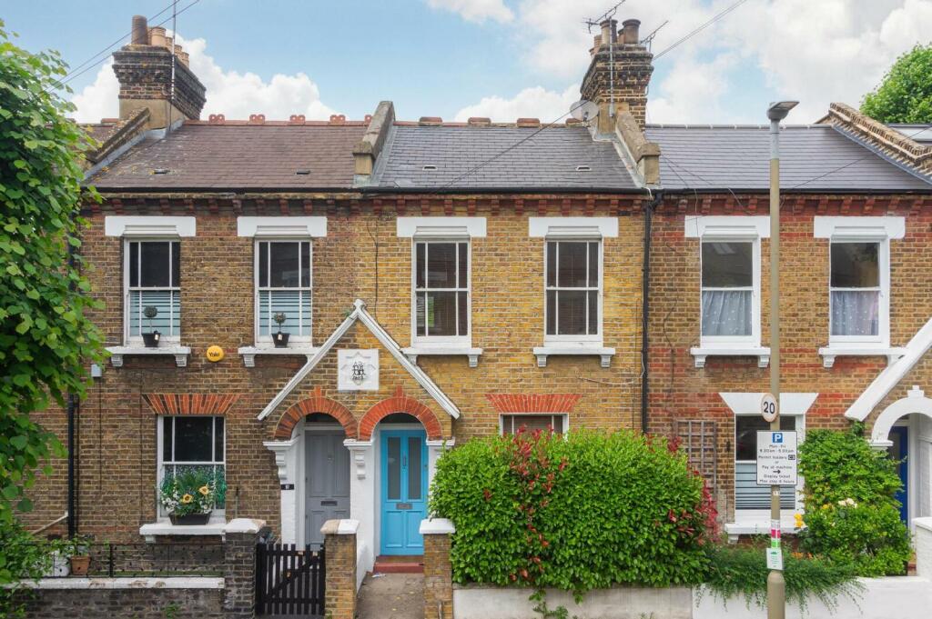 2 bedroom terraced house for sale in Eversleigh Road, The Shaftesbury