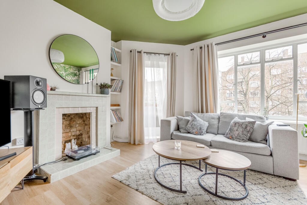 2 bedroom flat for sale in Dalton House, Balham Hill, SW12