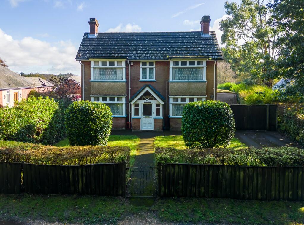 3 bedroom detached house for sale in Burley Road, Bransgore