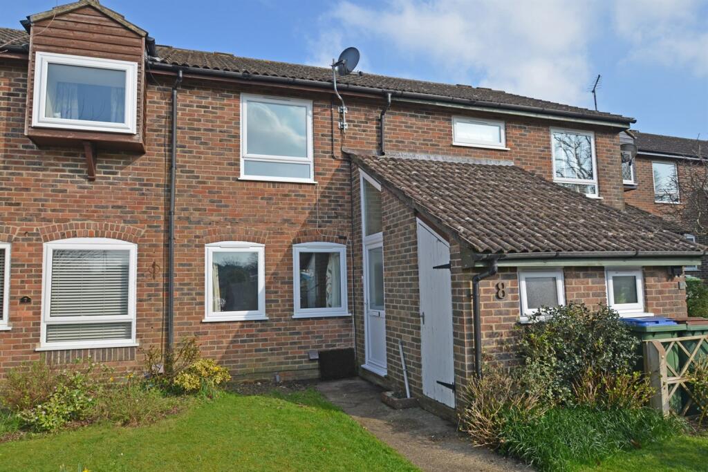 3 bedroom terraced house for rent in Swan Close, Storrington