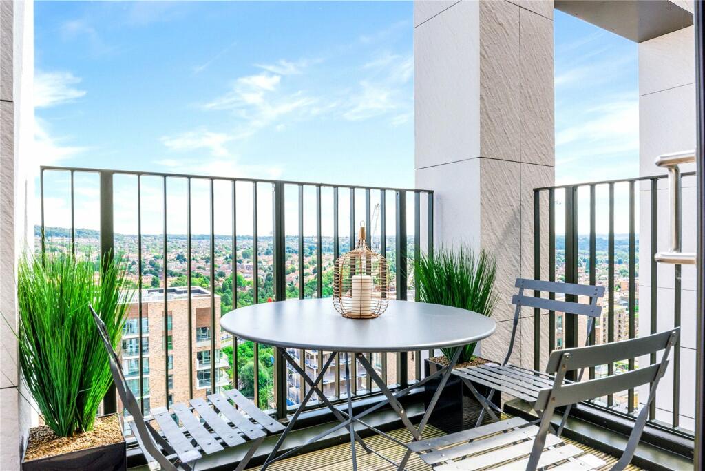 3 bedroom penthouse for sale in Birch House, 1 Pegler Square, Kidbrooke