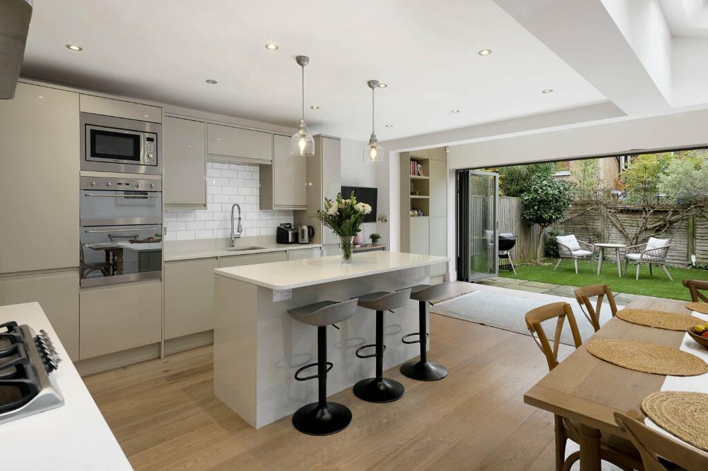 5 bedroom terraced house for sale in Tantallon Road, London, SW12