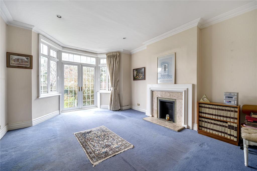 3 bedroom apartment for sale in Ravenscroft Avenue, London, NW11