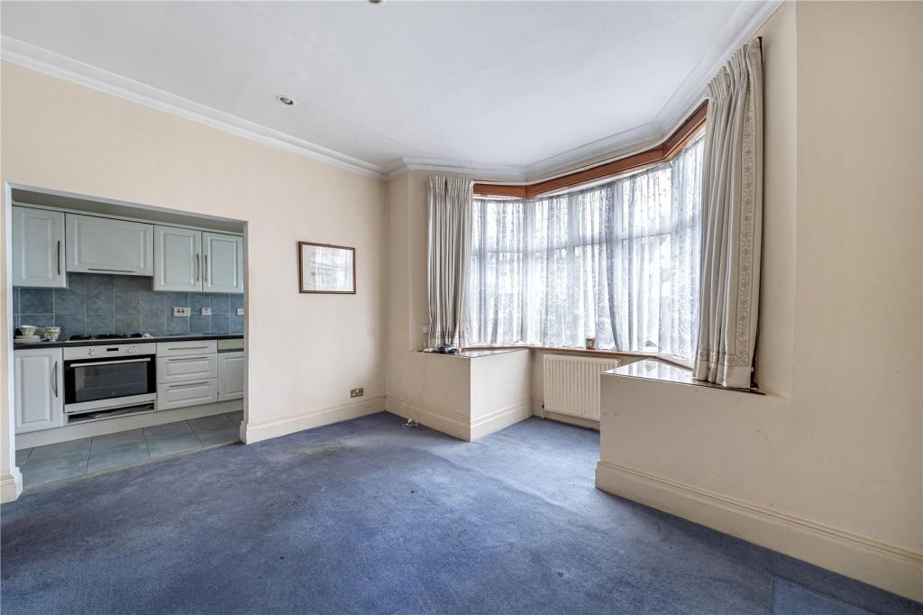 3 bedroom apartment for sale in Ravenscroft Avenue, London, NW11