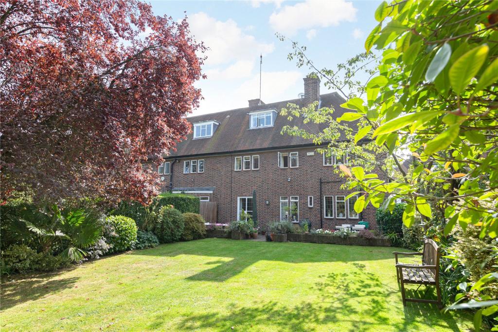 5 bedroom semidetached house for sale in Southway, Hampstead Garden