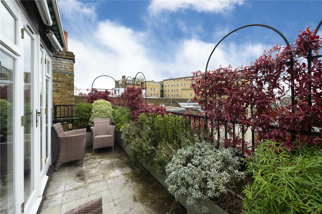 3 bedroom penthouse for sale in Trafalgar Gardens, South End Row