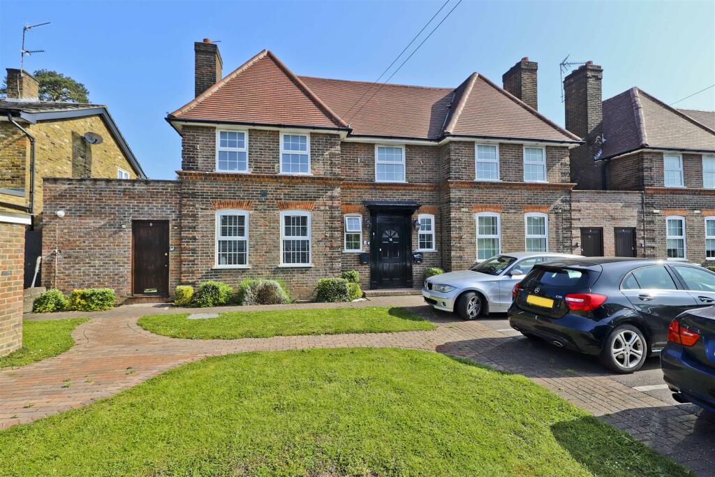 3 bedroom apartment for sale in Kingsend, Ruislip, HA4