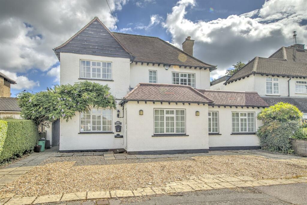 3 bedroom detached house for sale in Ickenham Close, Ruislip, HA4