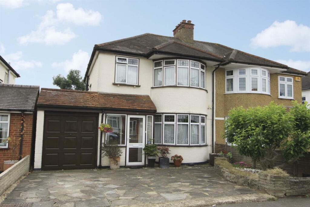 3 bedroom semidetached house for sale in Herlwyn Avenue, Ruislip, HA4