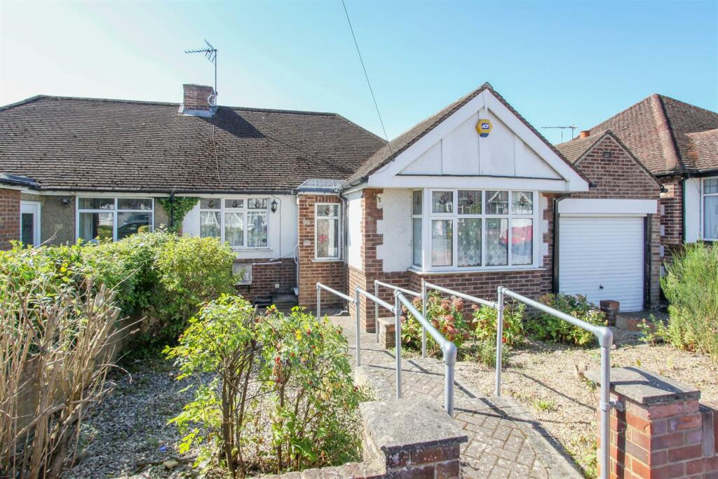 2 bedroom semidetached bungalow for sale in Herlwyn Avenue, Ruislip, HA4