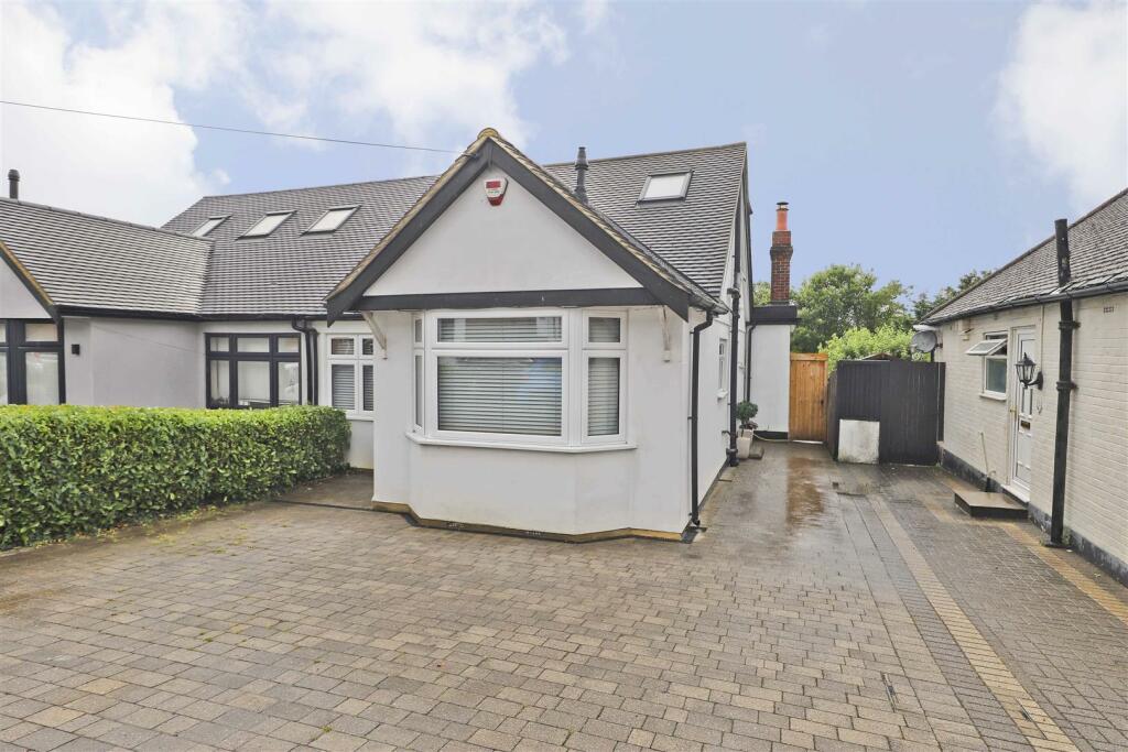 4 bedroom semidetached bungalow for sale in Glenhurst Avenue, Ruislip, HA4