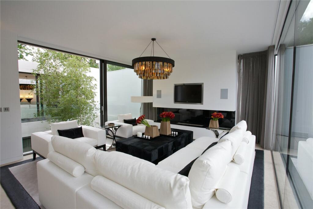 7 bedroom detached house for sale in Coombe Hill Road, Kingston upon