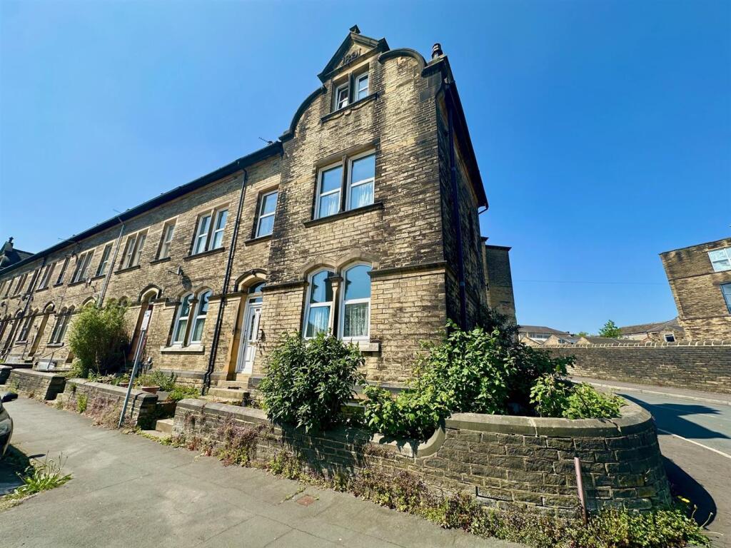 6 bedroom end of terrace house