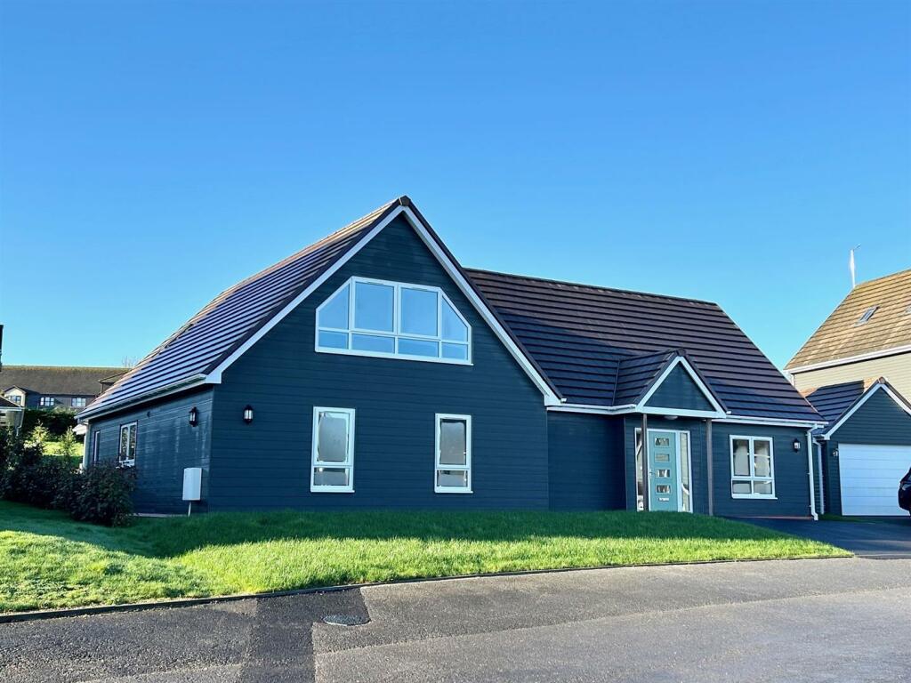 4 bedroom detached house for sale in The Wiltshire Leisure Village