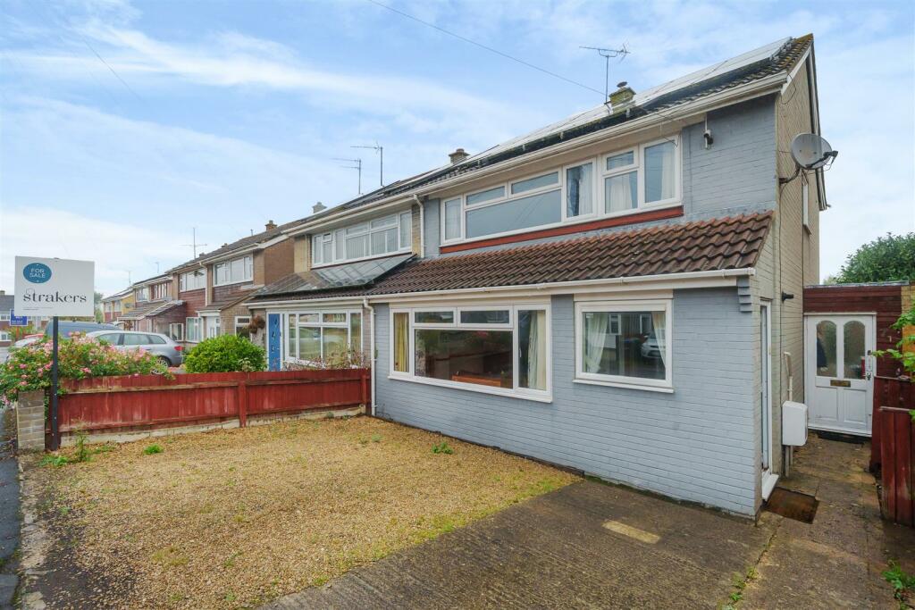 3 bedroom semidetached house for sale in Hardens Mead, Chippenham, SN15