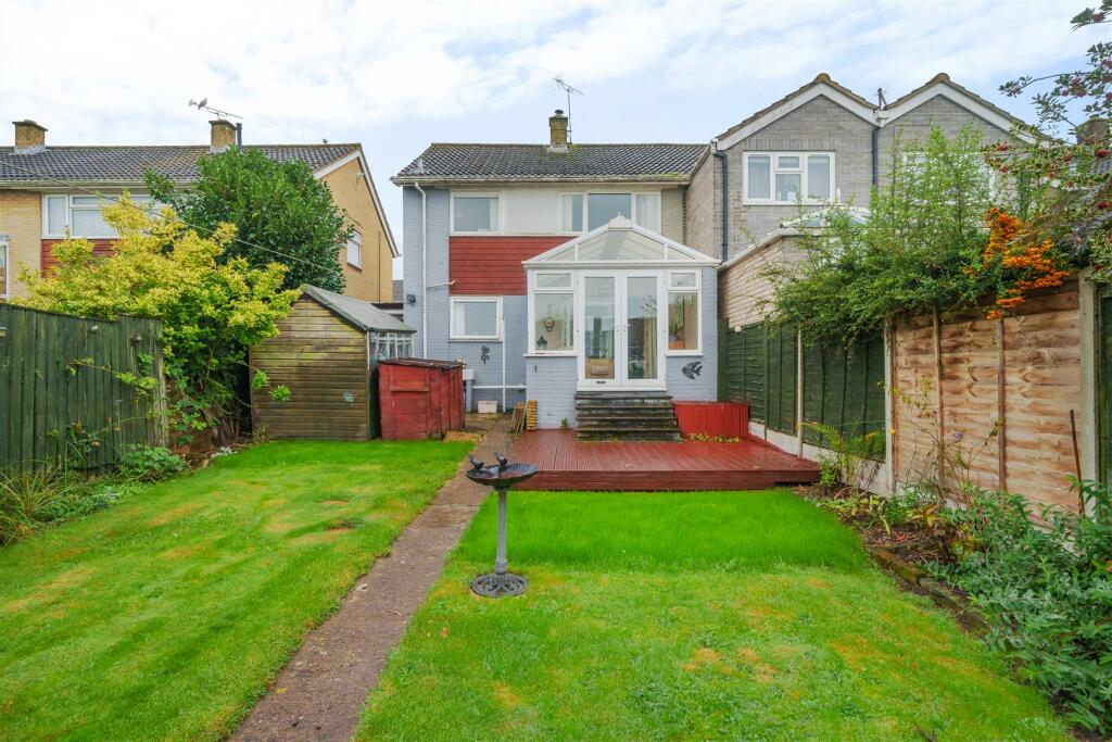 3 bedroom semidetached house for sale in Hardens Mead, Chippenham, SN15