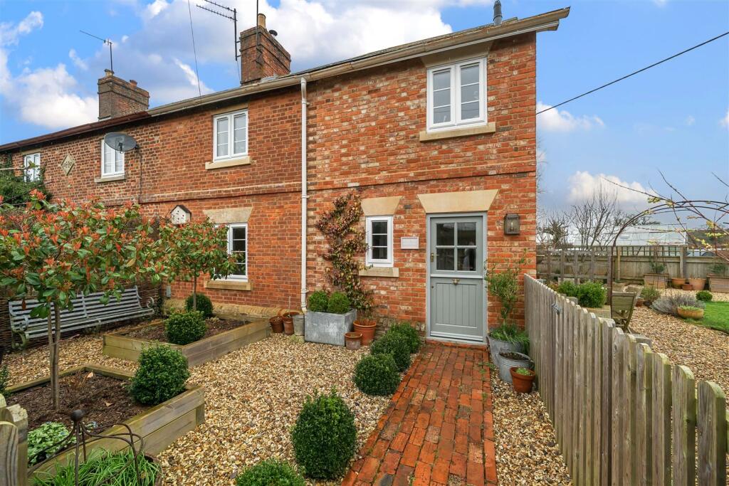 3 bedroom semidetached house for sale in Hunters Hall, Lyneham