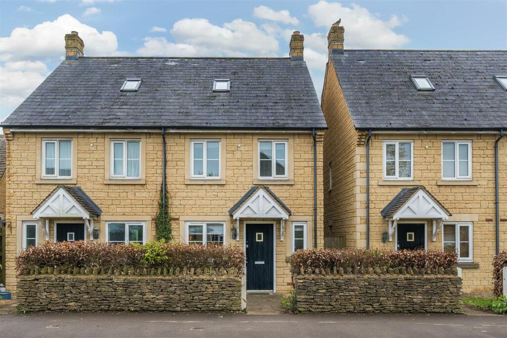 3 bedroom semidetached house for sale in Blacksmith Close, Yatton