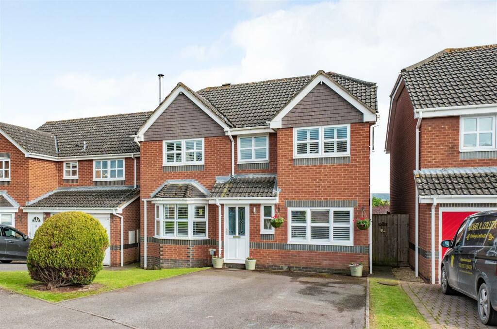 4 bedroom detached house for sale in Dickson Way, Pewsham, Chippenham, SN15