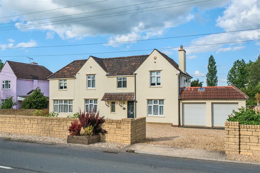 4 bedroom detached house for sale in Malmesbury Road, Chippenham, SN15