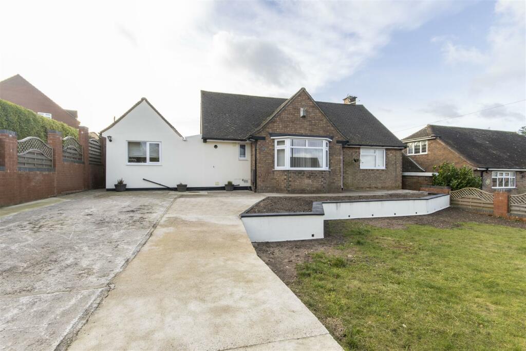 4 bedroom detached bungalow for sale in The Hill, Glapwell