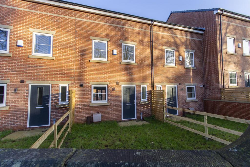 4 bedroom town house for sale in Newbold Road, Newbold, Chesterfield, S41