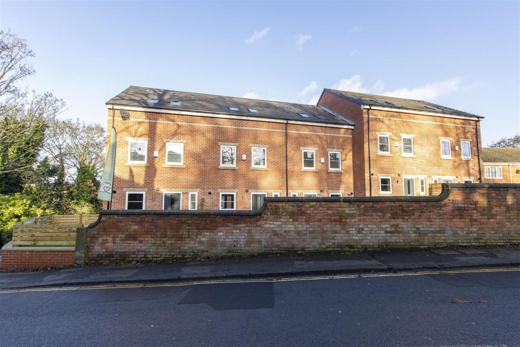 4 bedroom town house for sale in Newbold Road, Newbold, Chesterfield, S41