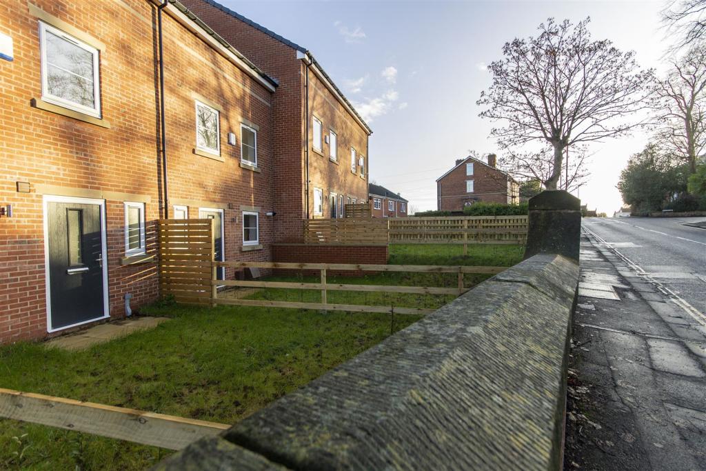 4 bedroom town house for sale in Newbold Road, Newbold, Chesterfield, S41