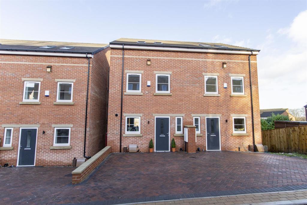 4 bedroom semidetached house for sale in Newbold Road, Newbold, Chesterfield, S41