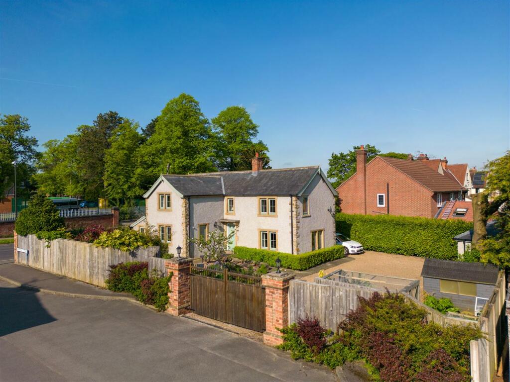 4 bedroom detached house for sale in Inkerman Cottages, Ashgate Road