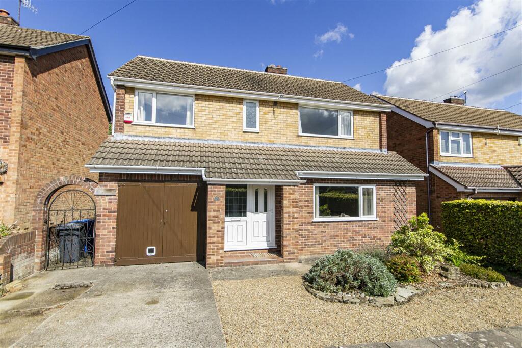 4 bedroom detached house for sale in Loxley Close, Ashgate