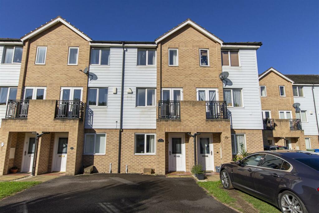 3 bedroom terraced house for sale in Wain Avenue, Chesterfield, S41