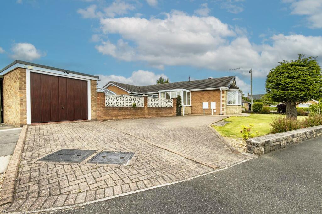 2 bedroom semidetached bungalow for sale in St. Philips Drive, Hasland, Chesterfield, S41