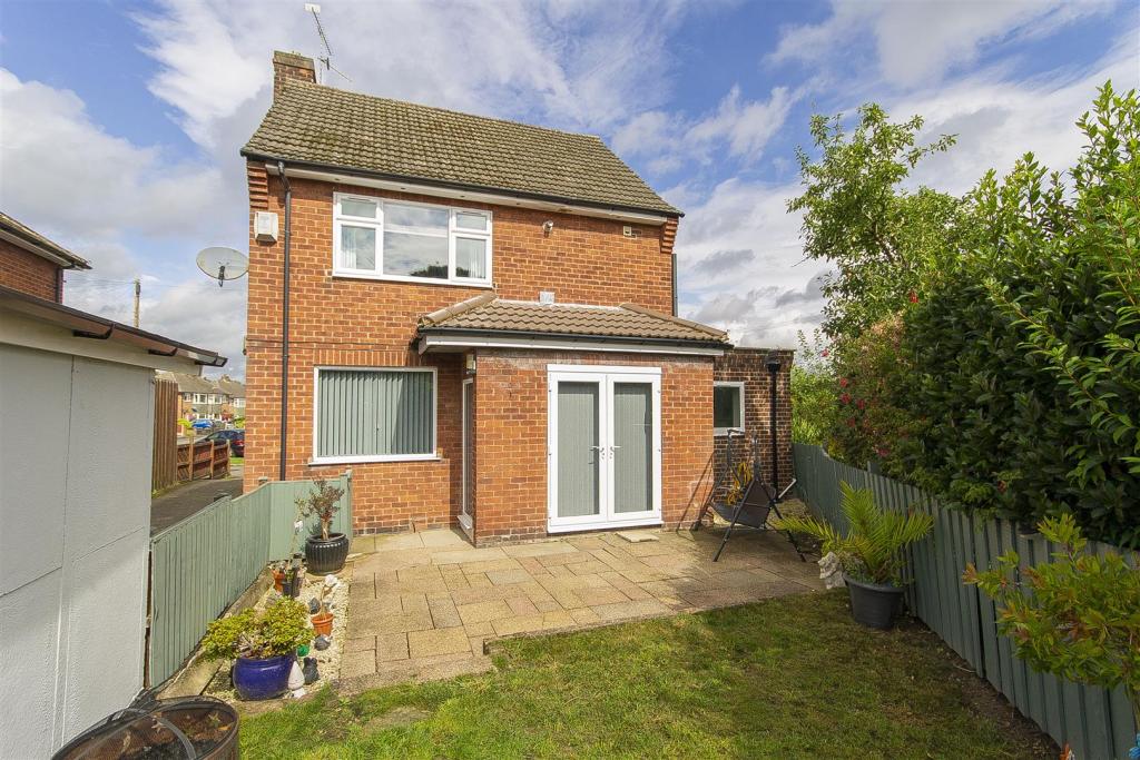 3 bedroom detached house for sale in Ling Road, Walton, Chesterfield, S40