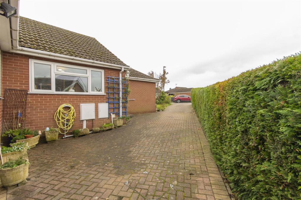 2 bedroom detached bungalow for sale in Acacia Drive, Lower Pilsley