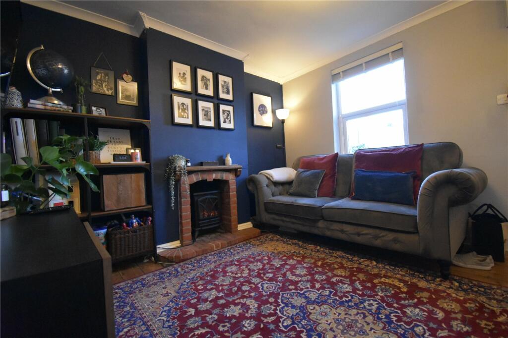 2 bedroom terraced house for sale in Northfield Road, Thatcham, Berkshire, RG18