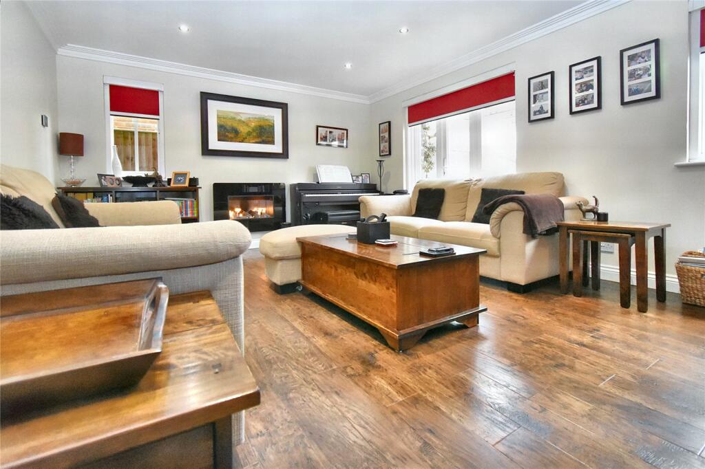 4 bedroom detached house for sale in Blackthorn Drive, Thatcham, RG18