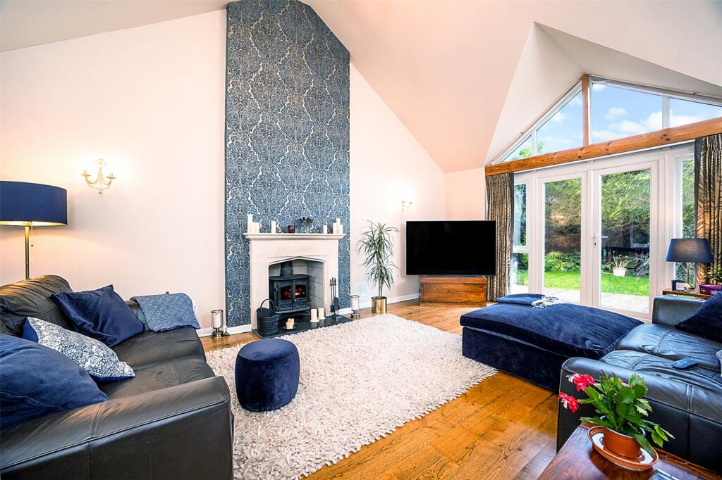 4 bedroom detached house for sale in Greenacres, Woolton Hill, Newbury