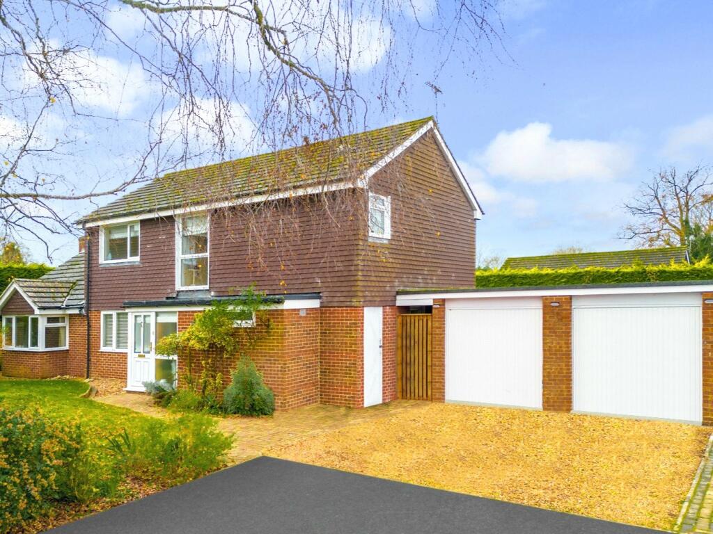 4 bedroom detached house for sale in Greenacres, Woolton Hill, Newbury