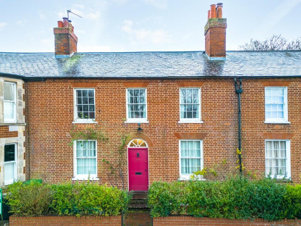 3 bedroom terraced house for sale in Shaw Road, Newbury, Berkshire, RG14