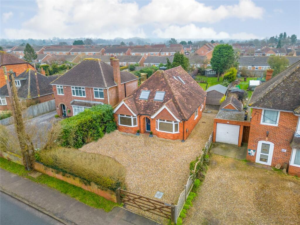 4 bedroom detached house for sale in Northfield Road, Thatcham, RG18