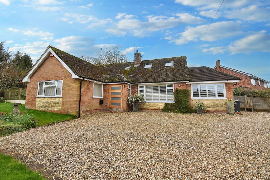 3 bedroom detached bungalow for sale in The Dell, Kingsclere, Newbury