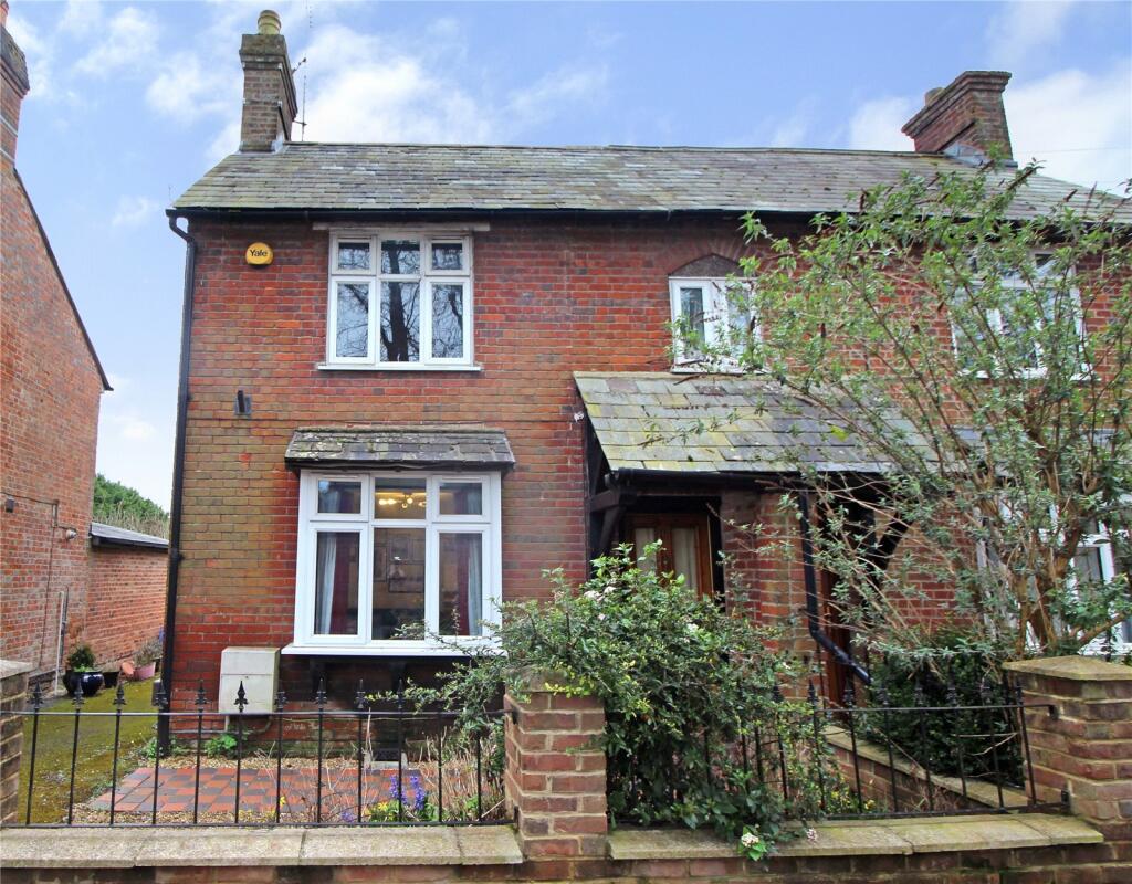 2 bedroom semidetached house for sale in Baydon Road, Lambourn
