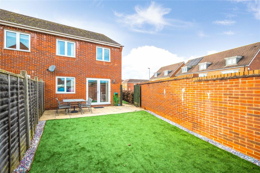 3 bedroom semidetached house for sale in Urquhart Road, Thatcham