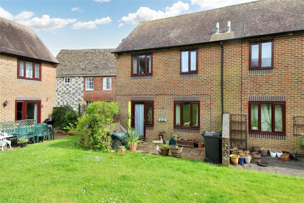2 bedroom end of terrace house for sale in St. Michaels Close, Lambourn